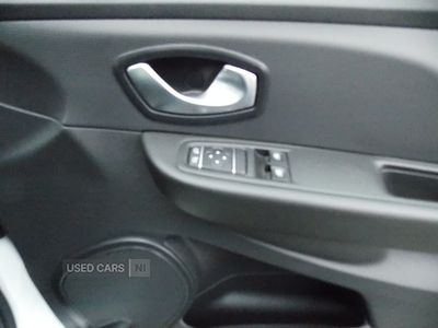 SB18TGXRenaultClio-16