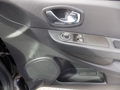 SF63TGYRenaultClio-16