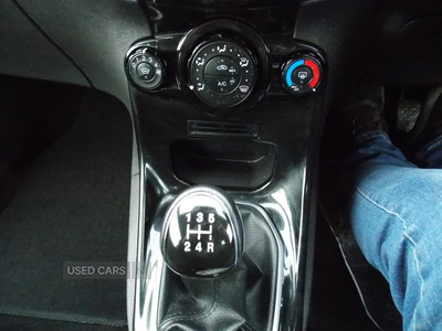 ST14KFKFordFiesta-19