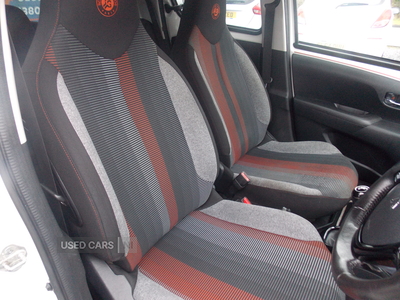 ASZ5935Peugeot108-16