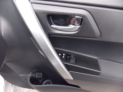 SA13PWUToyotaAuris-14