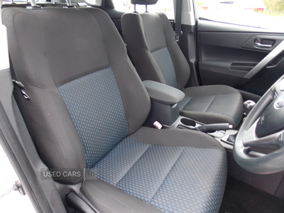 SA13PWUToyotaAuris-16