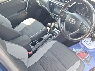 GU65ZRPToyotaAuris-15
