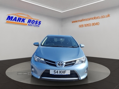 S4KHFToyotaAuris-1