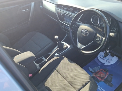 S4KHFToyotaAuris-10
