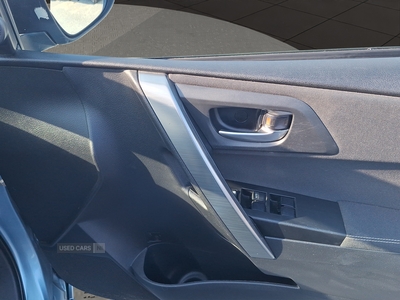 S4KHFToyotaAuris-11