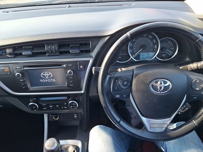 S4KHFToyotaAuris-12