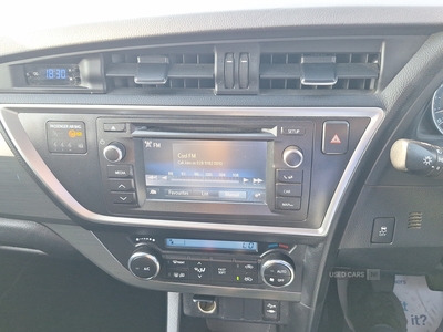 S4KHFToyotaAuris-13