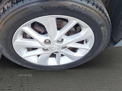 S4KHFToyotaAuris-15
