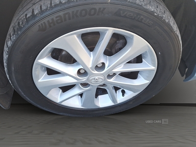 S4KHFToyotaAuris-16