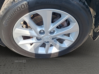 S4KHFToyotaAuris-18