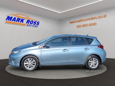 S4KHFToyotaAuris-3