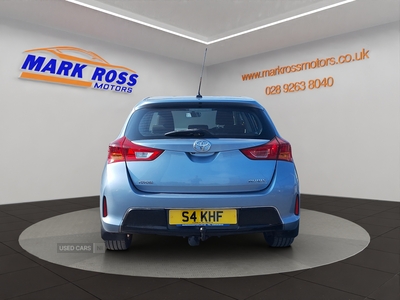 S4KHFToyotaAuris-5