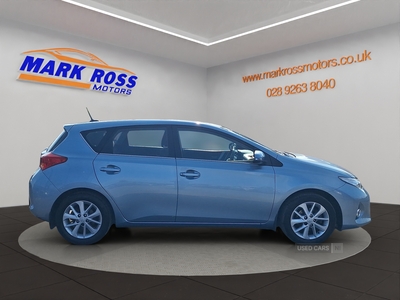 S4KHFToyotaAuris-7