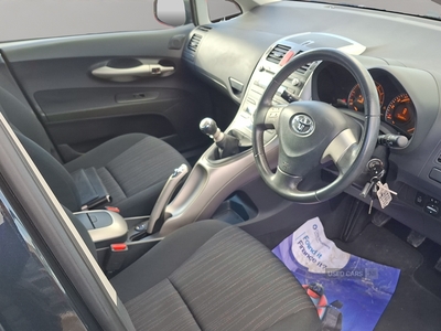 SJ59RPVToyotaAuris-14