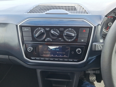YNZ1324VolkswagenUp-17